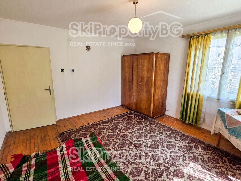 Стара къща с голям инвестиционен потенциал в село Говедарци, близо до Боровец!