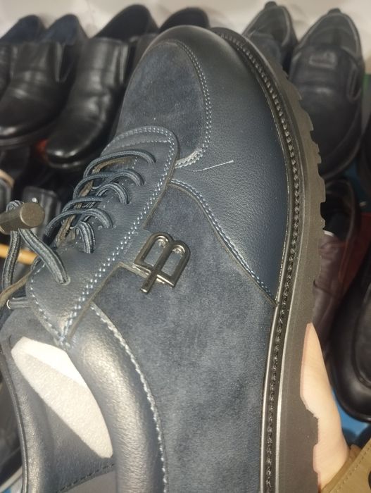 Moviy DOS uslubidagi poyabzallar.