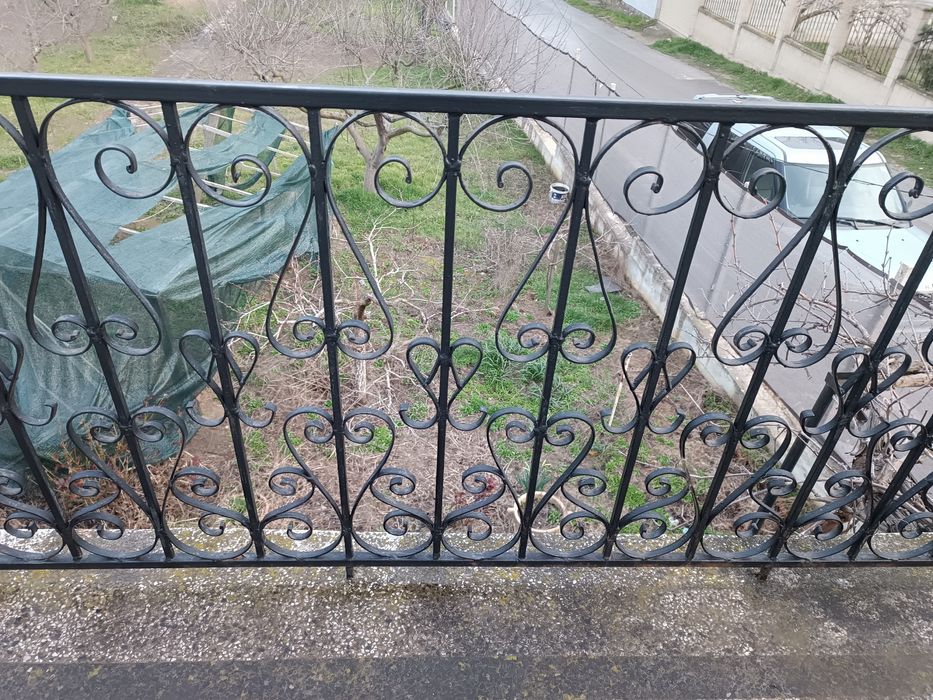 метална ажурна декоративна ограда-парапет.