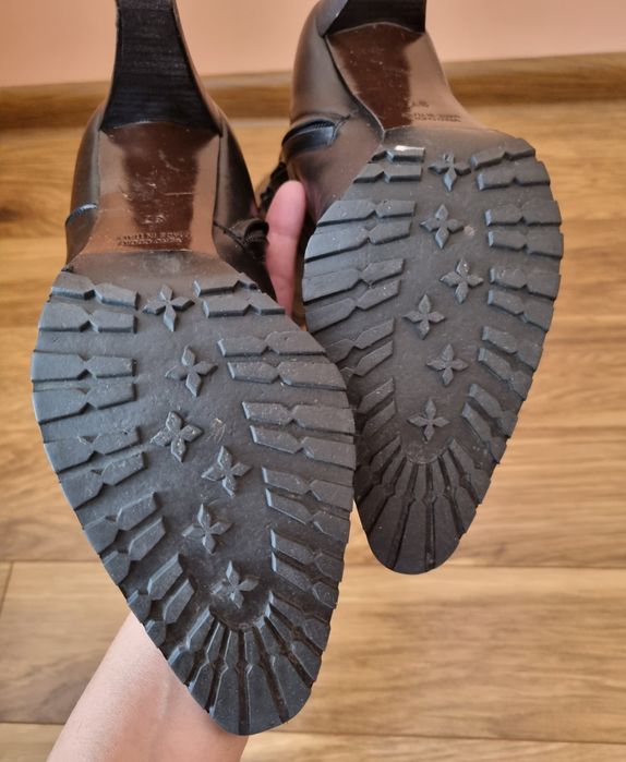 Продавам черни кожени ботуши на фирмата Max Mara