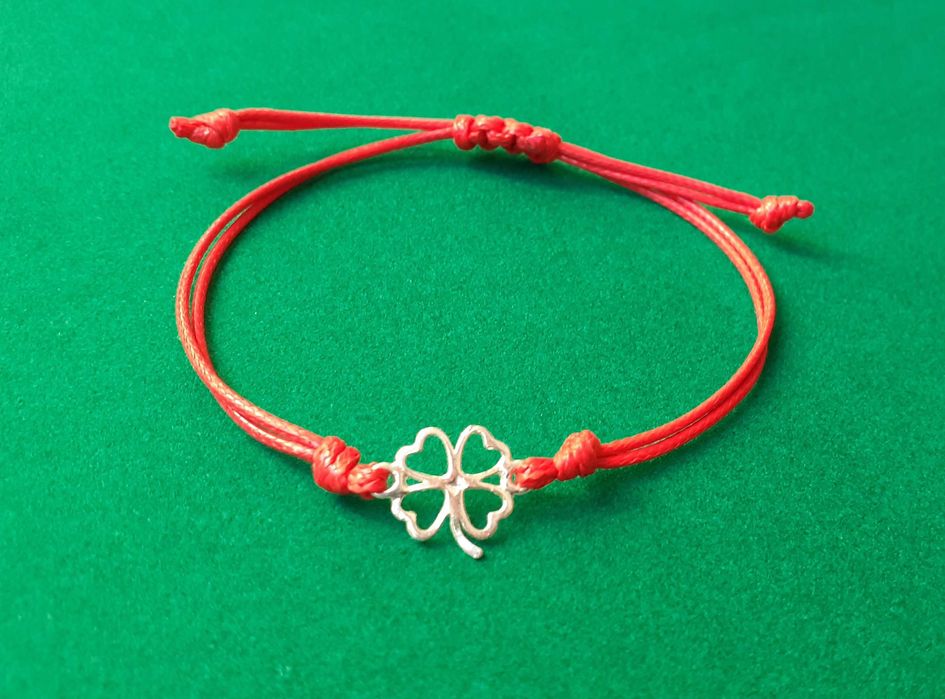 Гривна червен конец със сребро