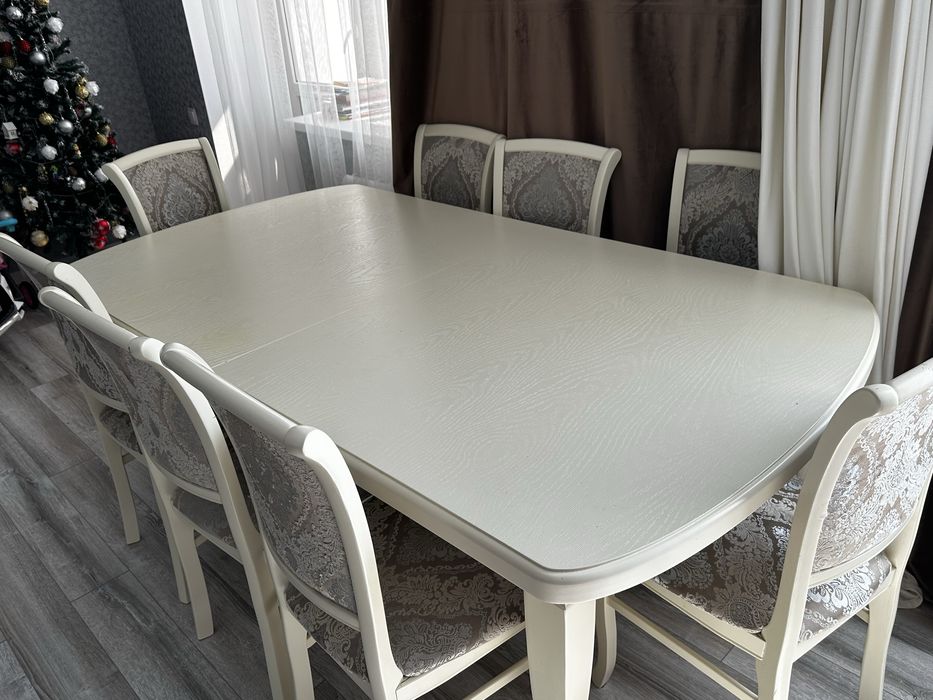 Продам стол в гостинную