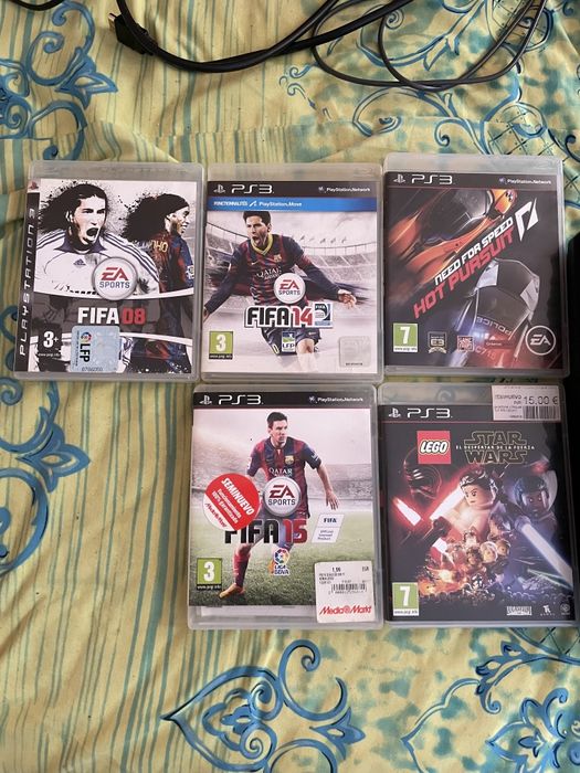 Se vinde PlayStation 3 cu cabluri și joystick