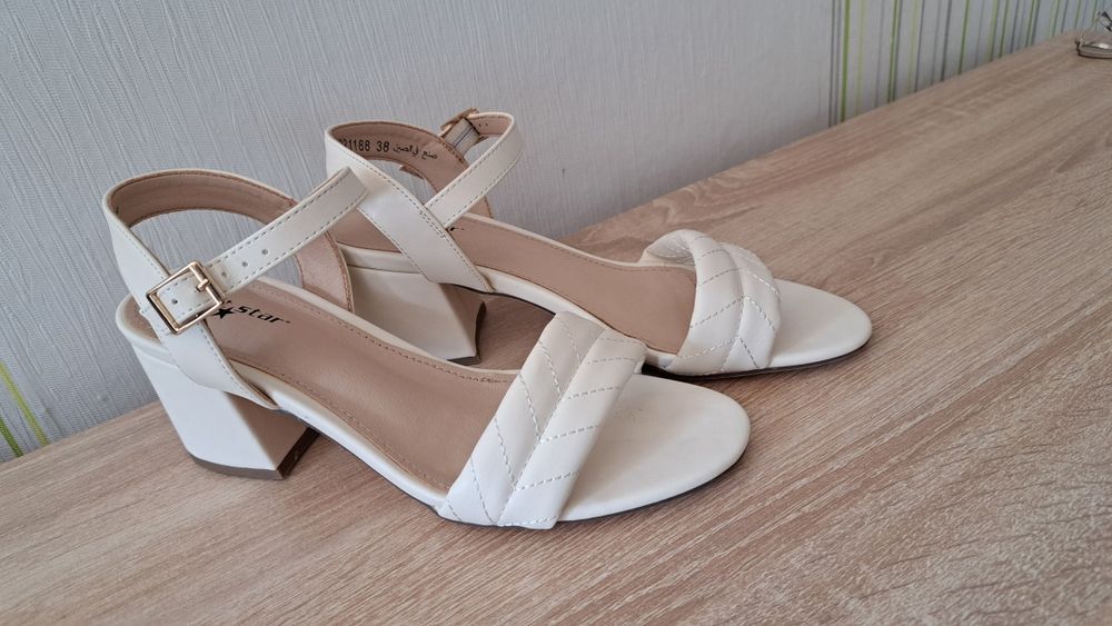 Бежови обувки на ток 38 номер