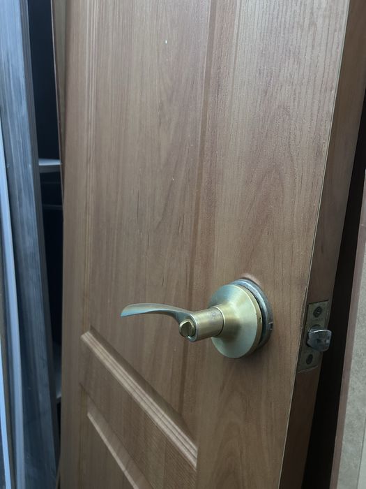 Продам межкомнатные двери б/у 10000