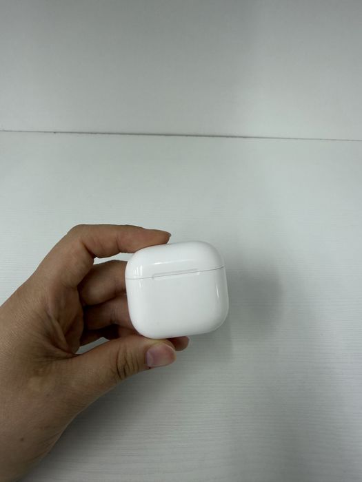 Продам наушники AirPods 4