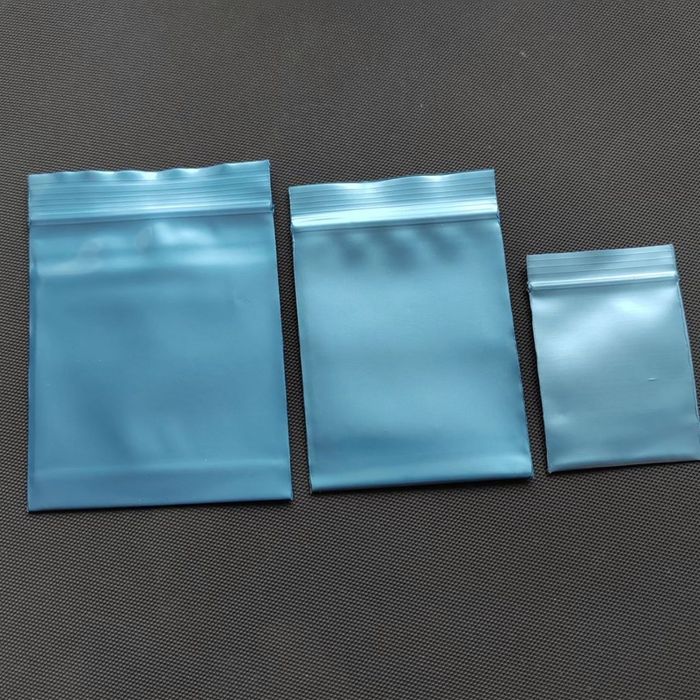 Зип-лок пакетики синие плотные.