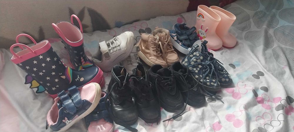 Vand incaltari pentru copii,din pacate ne-au ramas mici,mar.22-24.