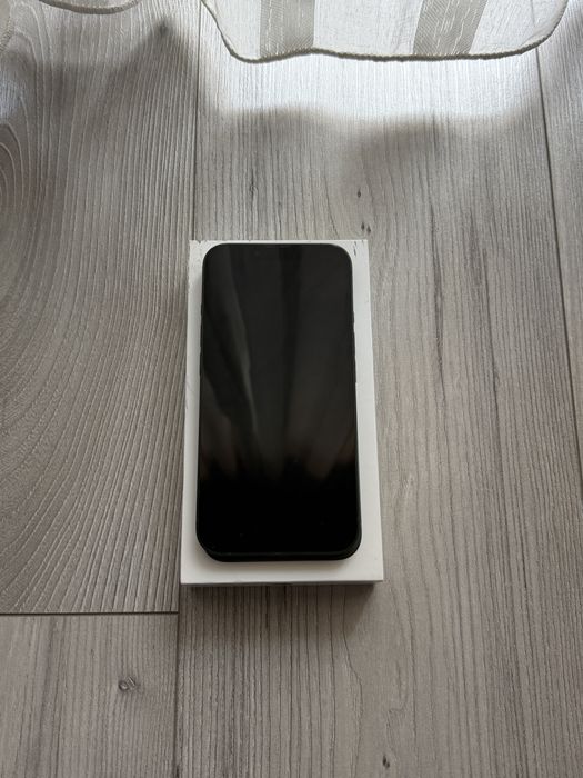 Iphone 13, culoarea verde. Vine si cu husa.