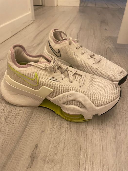 Adidasi nike albi cu irizatii