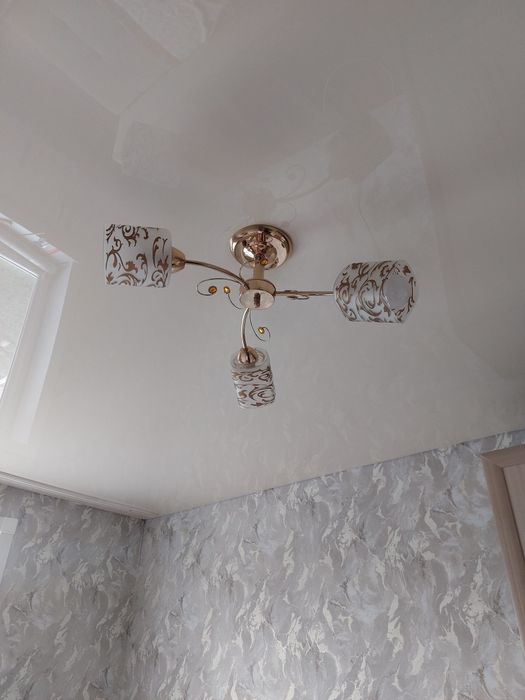 Продам люстры и бра