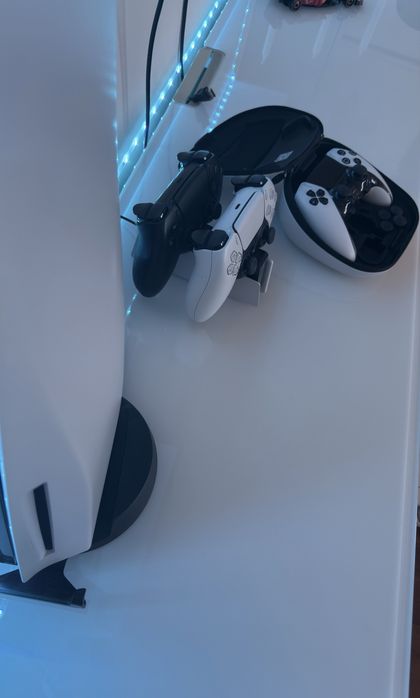 PS5 + 2 controllere DualSense + DualSense Edge + stație de încărcare – stare foarte bună