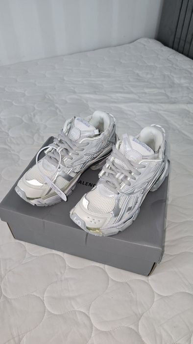 vând balenciaga runner