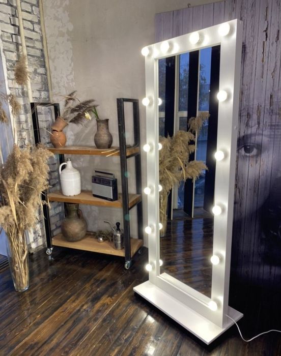 Гримёрное зеркало с лампами