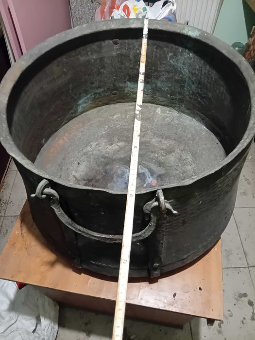 Стар кован казан