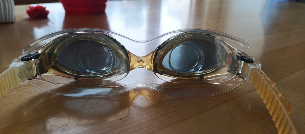 Продавам среден  клас очила за плуване Arena