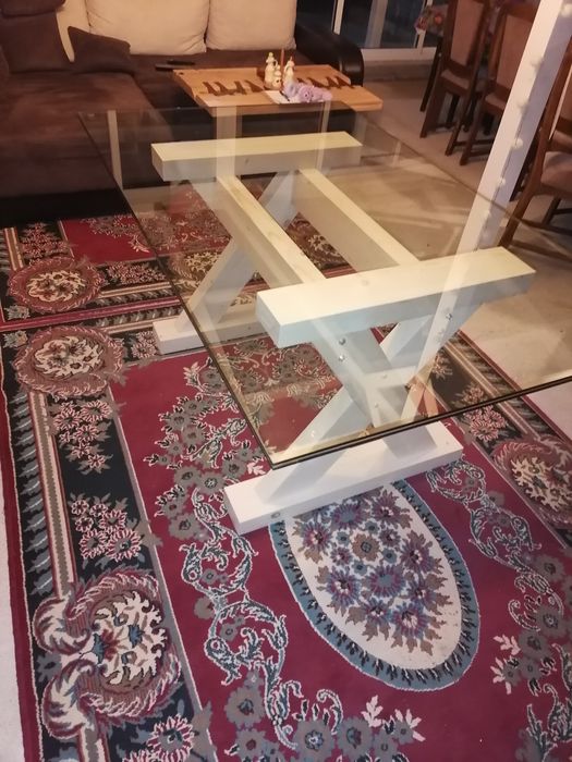 Трапезна маса със стъклен плот