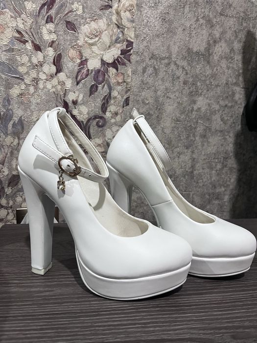 Белые туфли (подойдут на свадьбу)