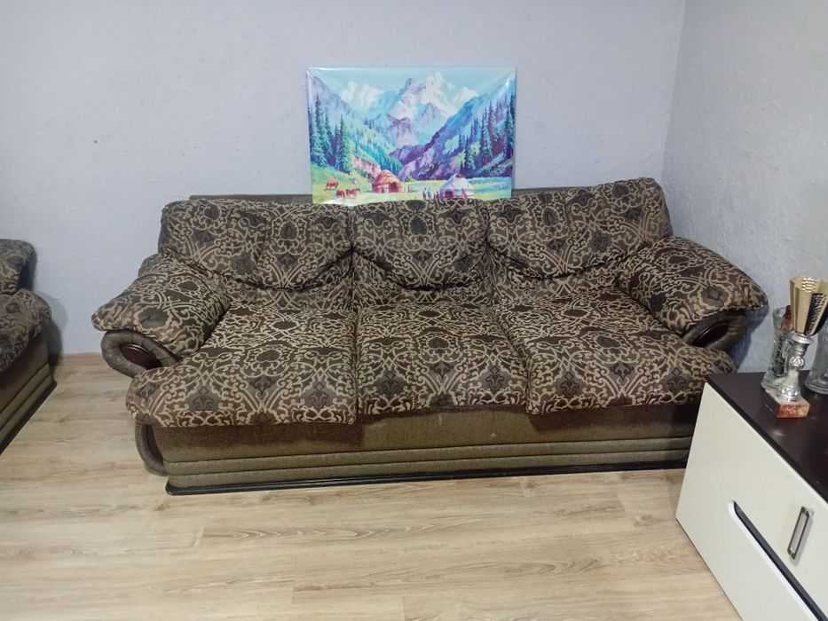 Диван с мягкими креслами