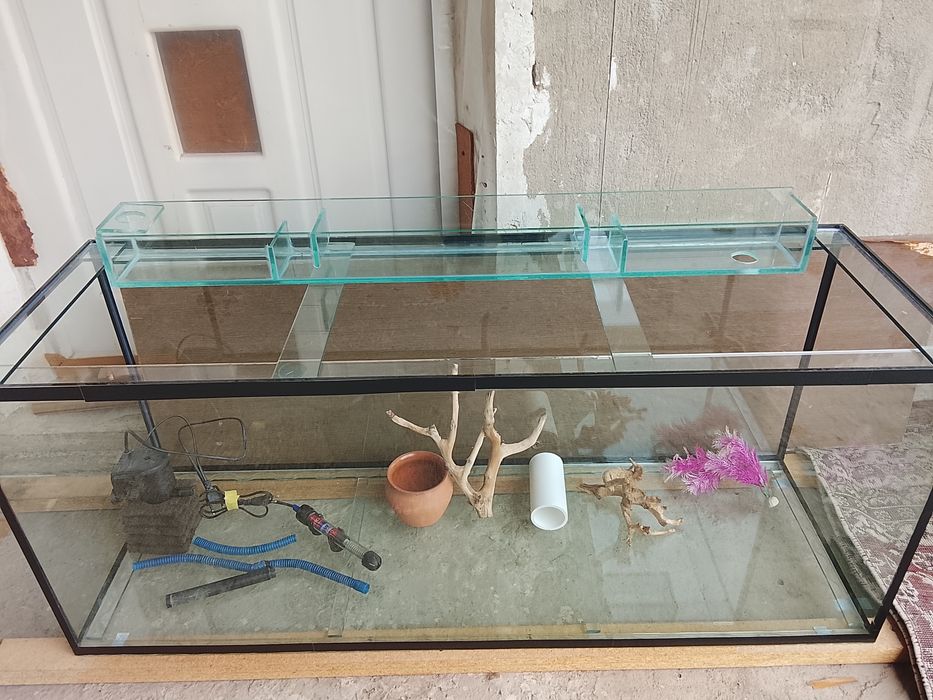 Yangi akvarium sotiladi