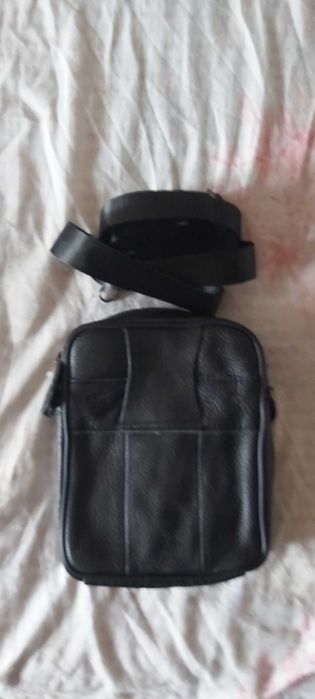 Продавам мъжка черна чанта от естествена кожа с пет отделения с цип