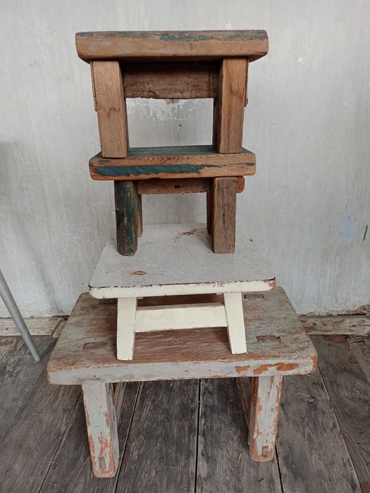 Продам старые тубаретки из дерева,2 железных стула