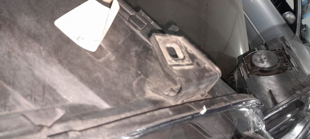 Продавам фарове за а4 б7