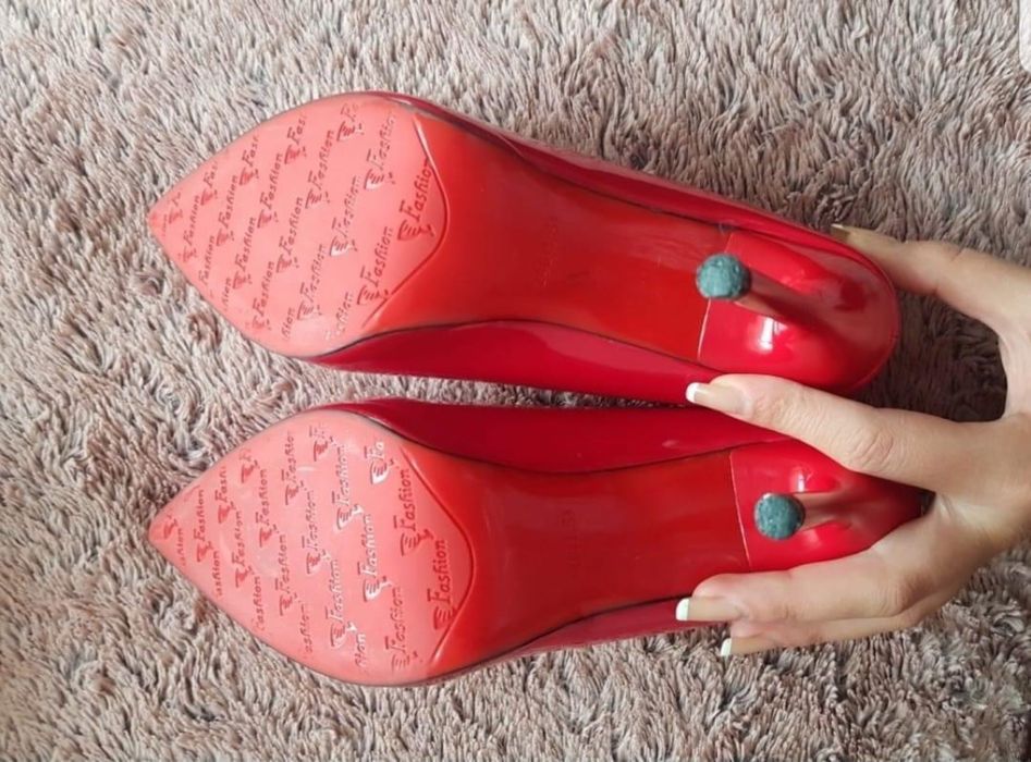 Червени обувки на ток