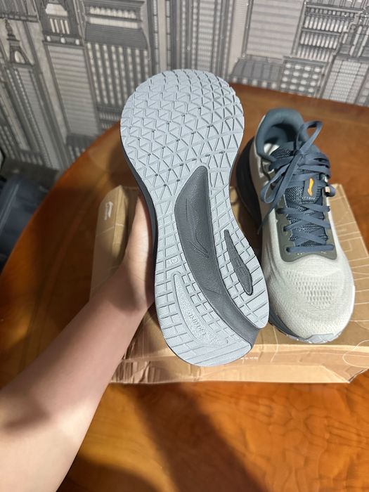 Продам новые крассовки Lining очень дешево