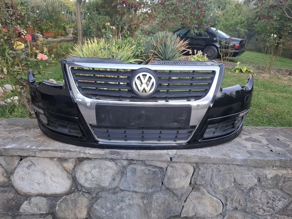 Vând bara fata VW PASSAT B6cu senzori și spalatoare negru LC9X
