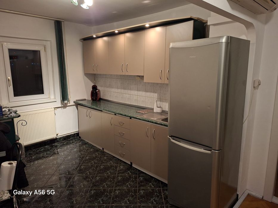 Inchiriere apartament cu 3 camere decomandat, zona Modern