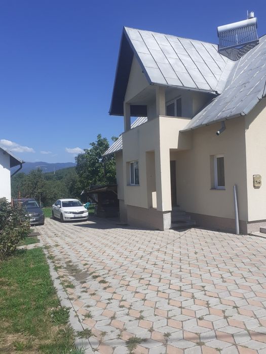 Vând casă cu 3 camere și mansarda. Anul 2000