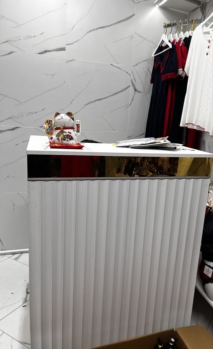 Ресепшн и полка оборудование для бизнеса