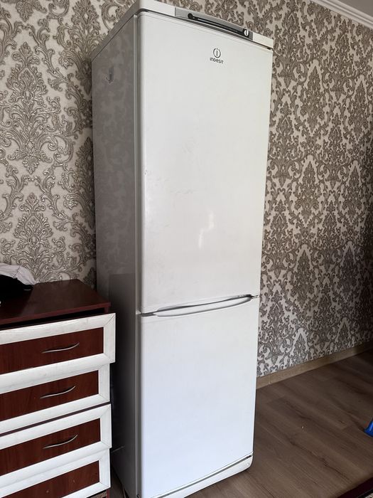 Холодильник работает