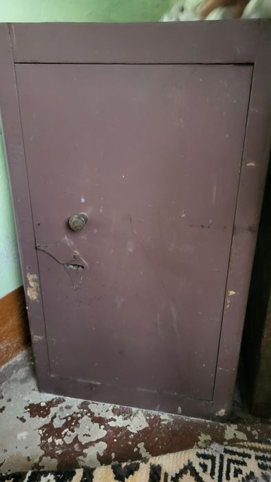 Сейф металлическии