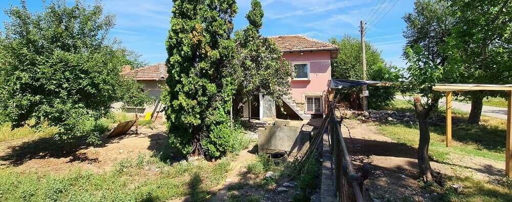 Къща с двор в село Червена