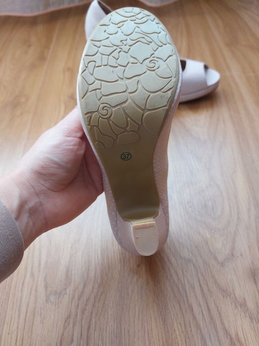 Обувки розови с ток