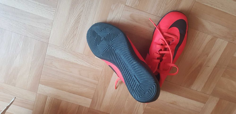 Ghete de  fotbal pentru copii pentrubiarba si teren sintetic