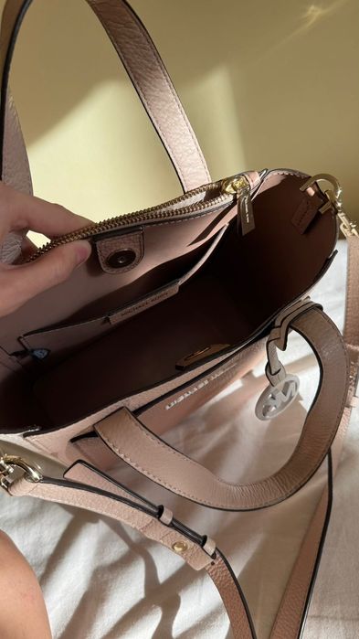 Vând geanta

Vând o geantă. Starea este perfecta. Piele originală. Pur