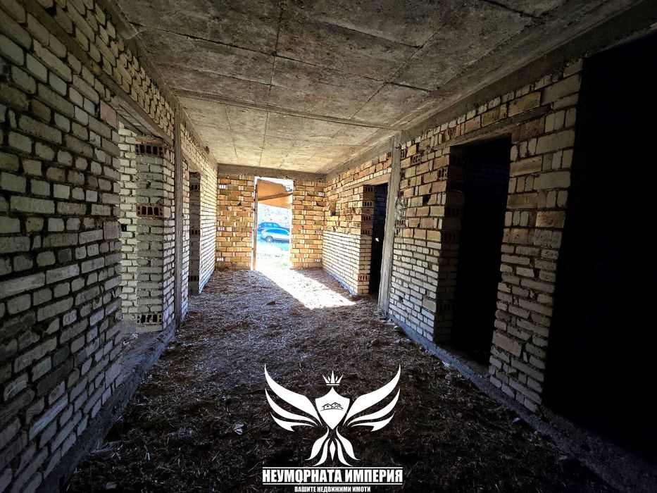 Продавам двуетажна къща 206РЗП и двор 525кв.м. с гараж в с.Тополово