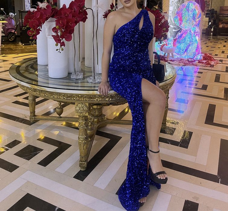 Бутикова синя рокля с паети