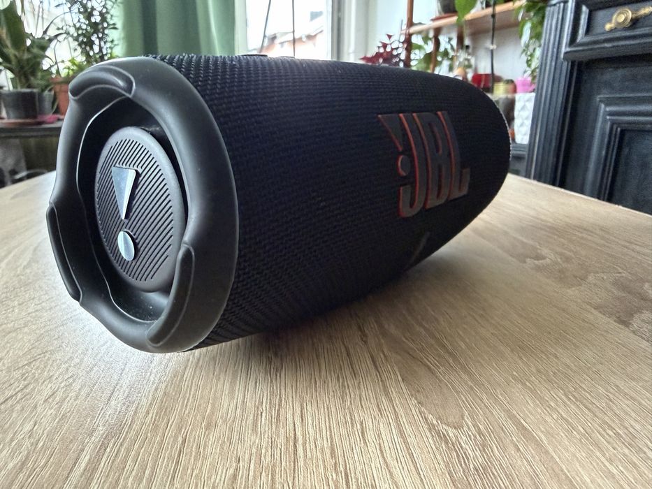 JBL CHARGE 5 в черно