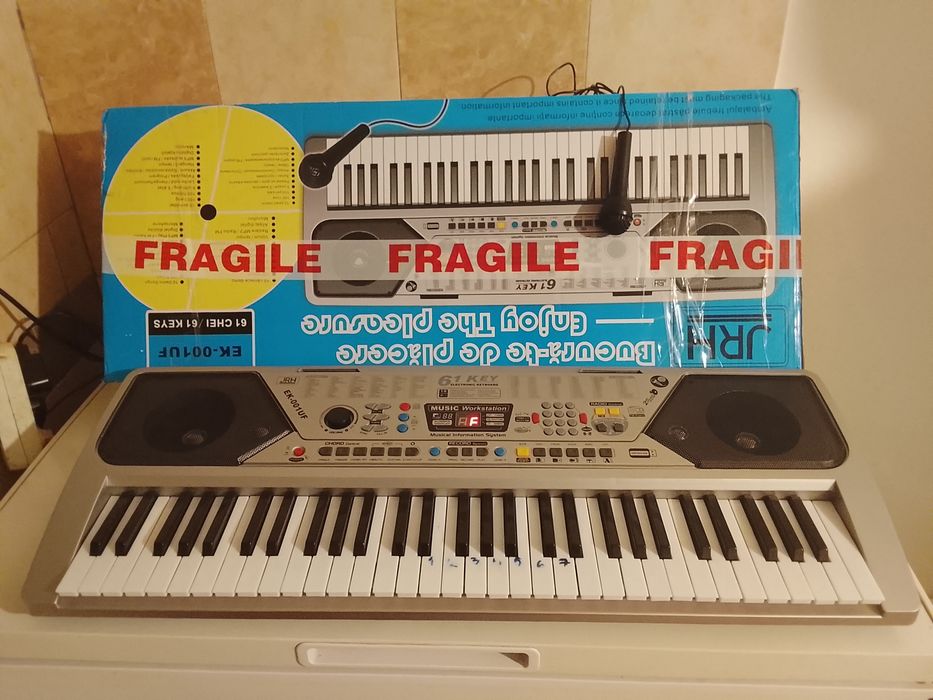 Vând orgă aproape nouă stare foarte bună de funcționare