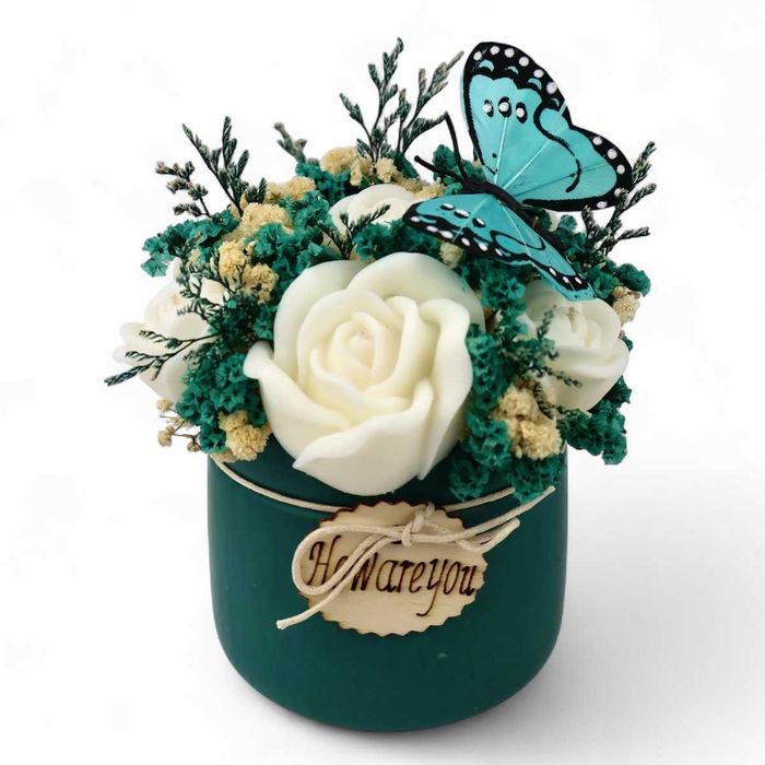 Букет соеви свещи с рози и пеперуда – Синя хармония