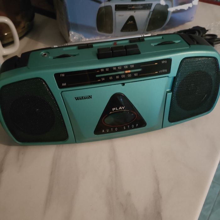 Vând radio  nou la cutie