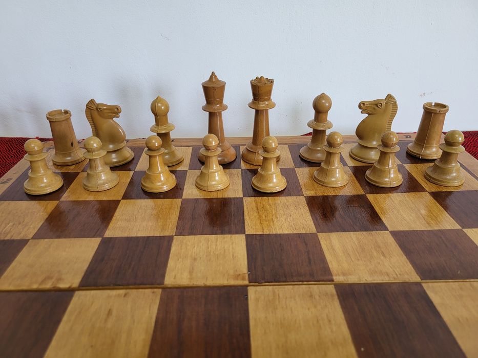 #2 Масивен стар дървен шах