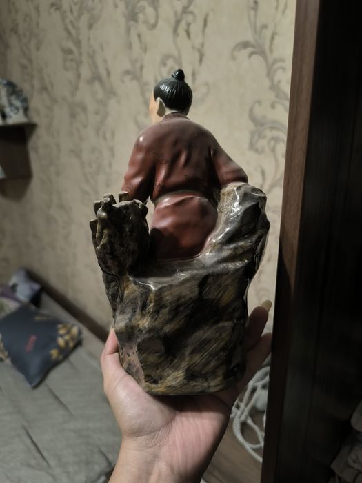 Фарфоровая статуэтка.