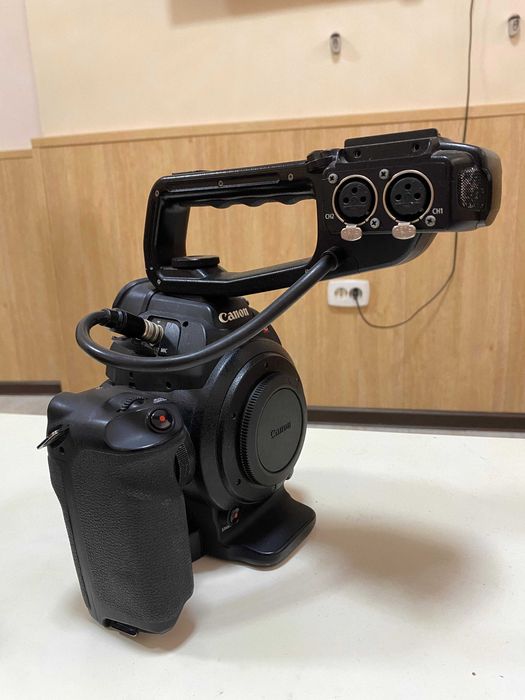 Продам видеокамеру Canon C-100