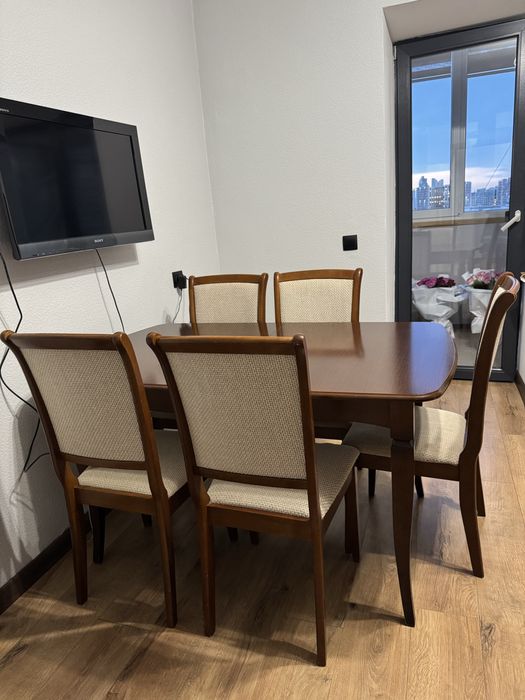 Мебель -стол и стулья .