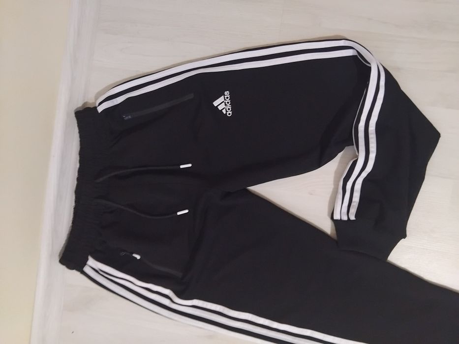 Ieftin!  pantaloni Adidas de trening.